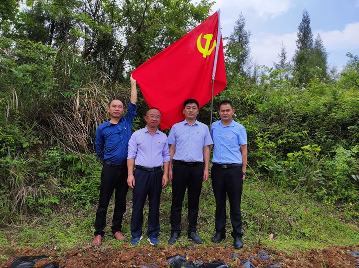 “学雷锋,争做雷锋”合影.jpg_.jpg