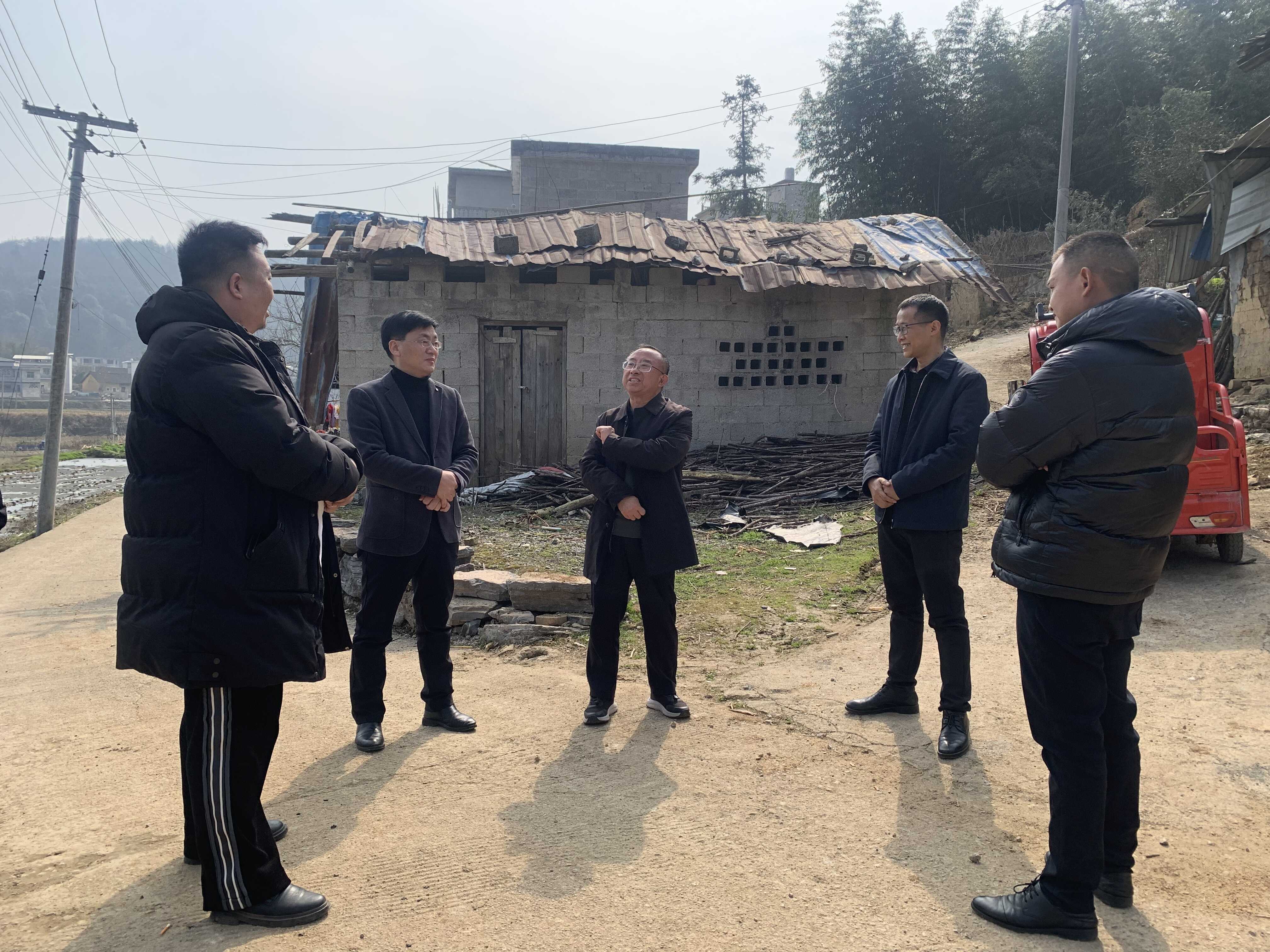 雷国平与社区工作人员亲切交谈.JPG