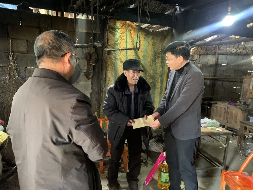 为老人送上慰问金.JPG