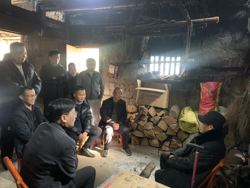 与老人座谈交流.JPG