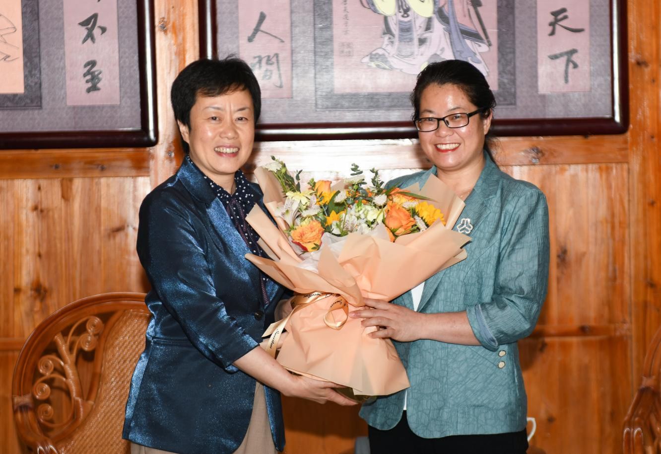 校党委书记罗红芳为旷光彩老师献花.jpg