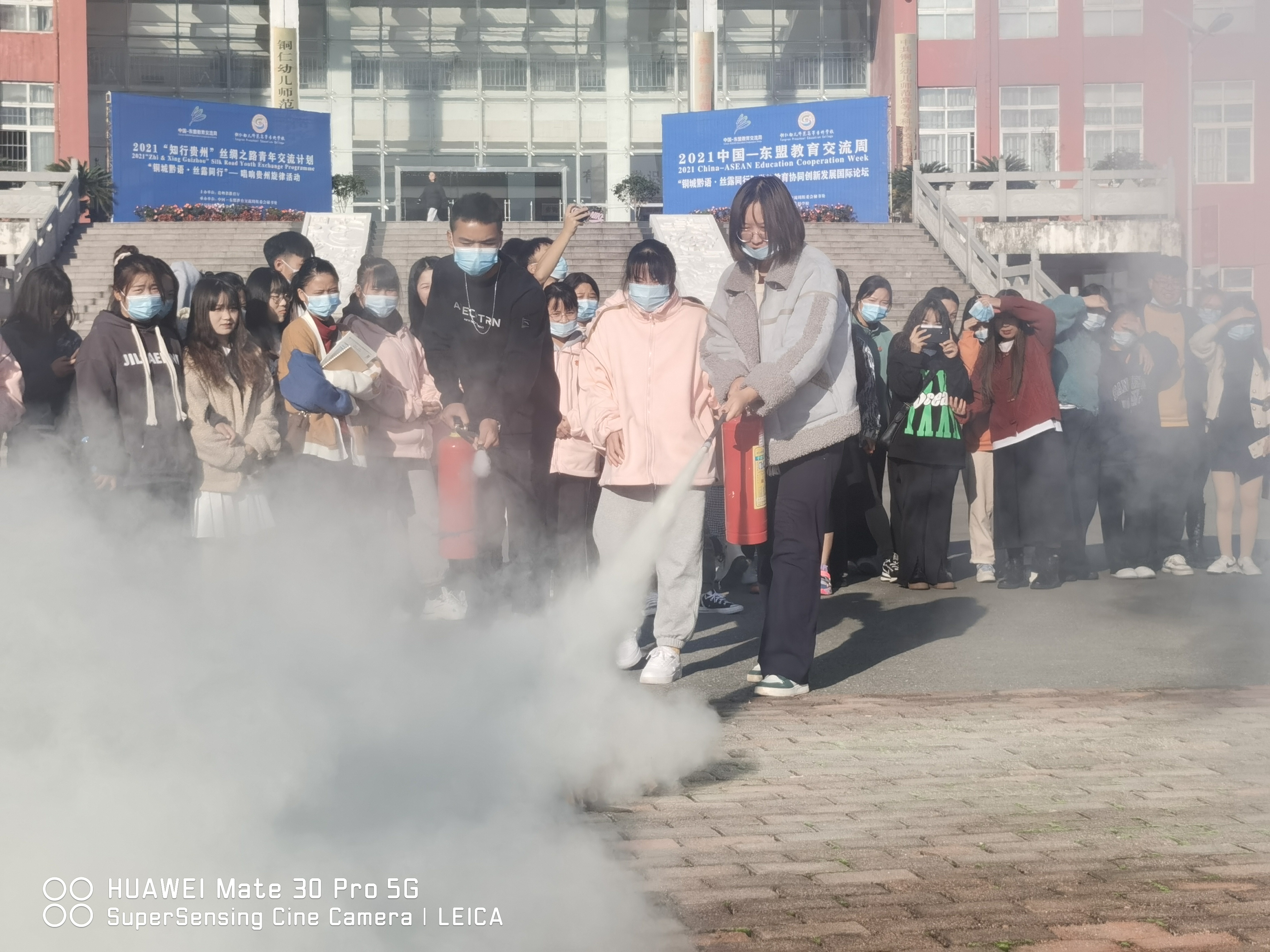 学生实操灭火器灭真火0.jpg