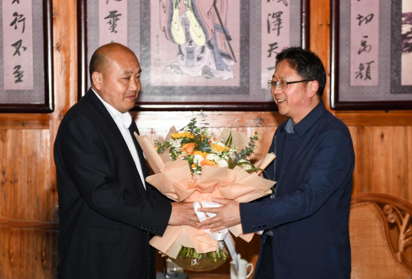 校党委副书记、校长朱保贤为谢国老师献花.jpg