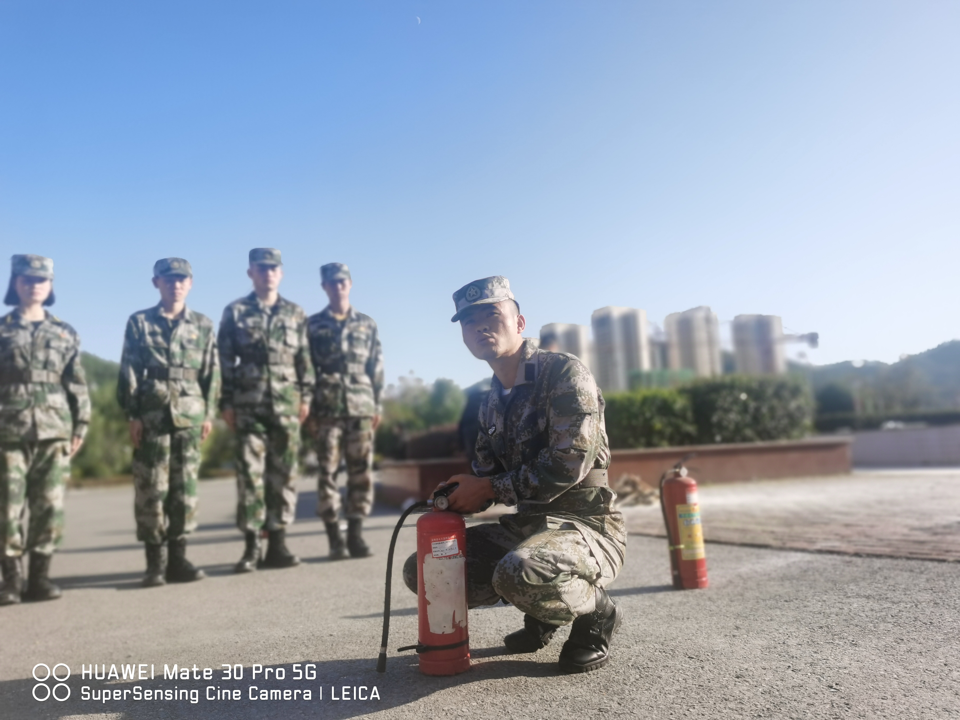 尉佳辉教官为大家讲解灭火器使用方法.jpg