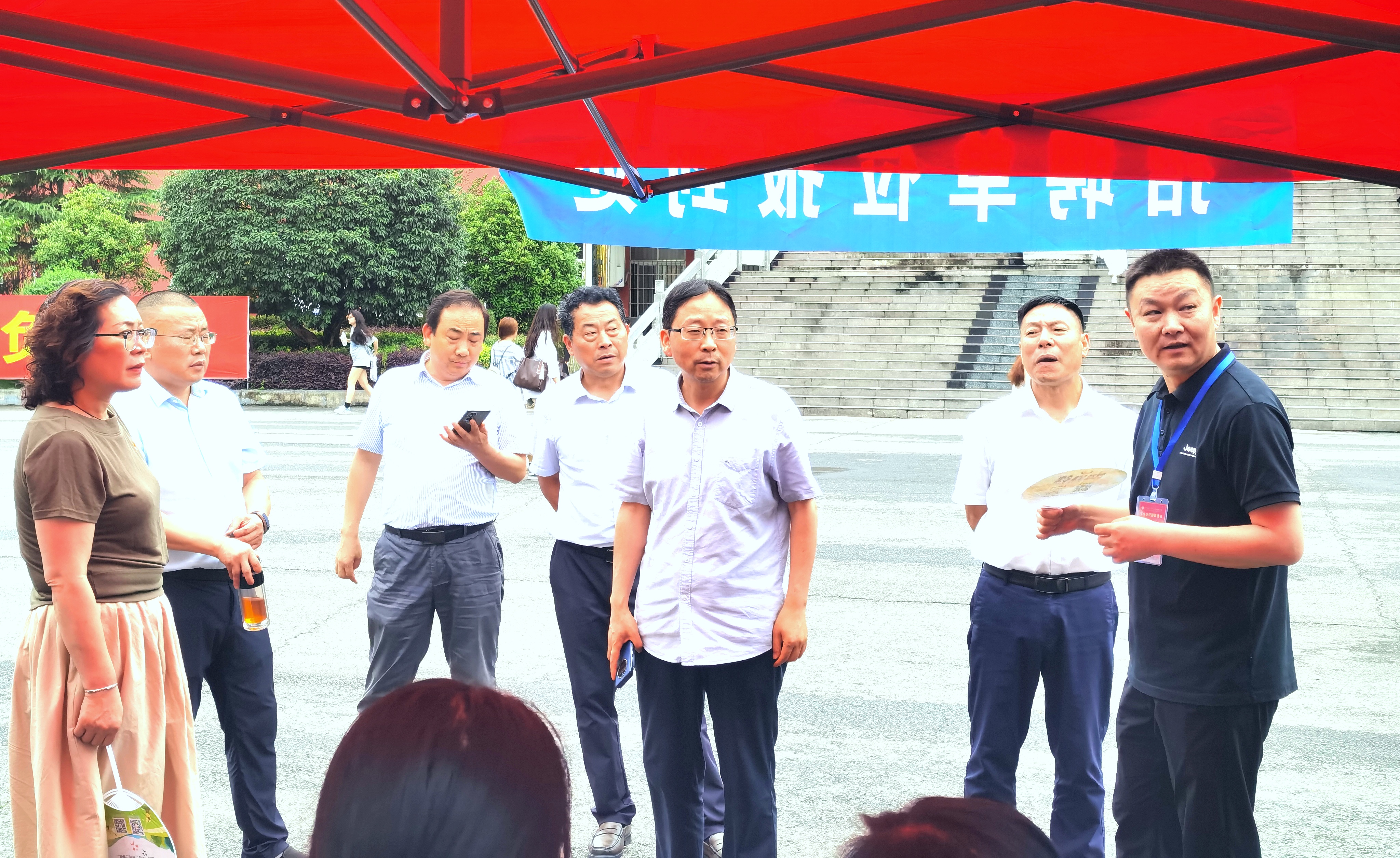 朱校长现场走访.jpg