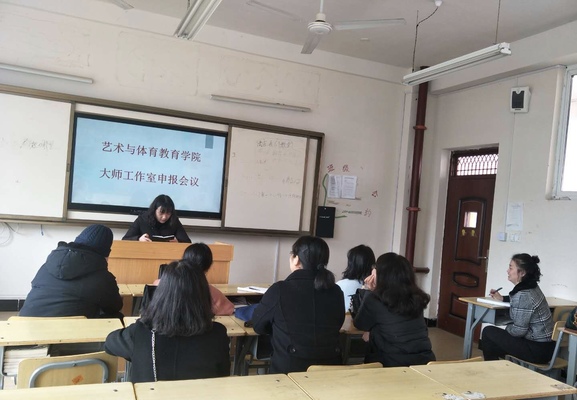 图为吴敏老师安排申报工作任务.jpg