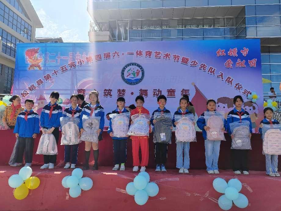 向获奖学生颁发奖品.png