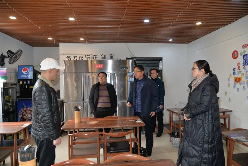 校党委副书记、校长朱保贤到食堂检查安全工作.png